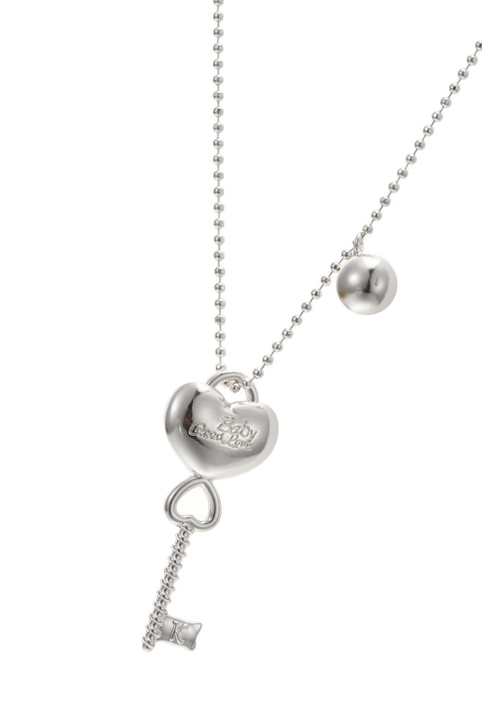 Love Key – lange Halskette mit Herz und Schlüssel in Silberoptik – weitere Ansicht