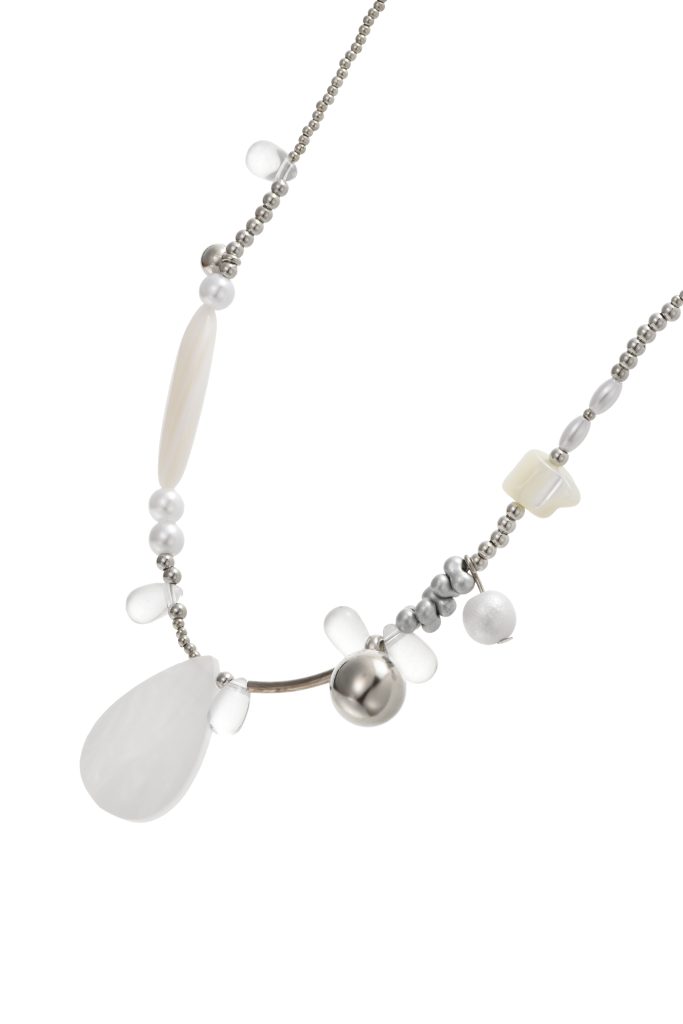 Renee – Halskette mit Perlen und Handmotiv – weitere Ansicht