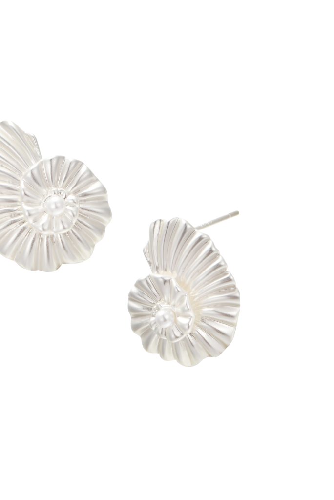Summer Shell – Ohrringe mit Muscheldetails in Silberoptik – weitere Ansicht