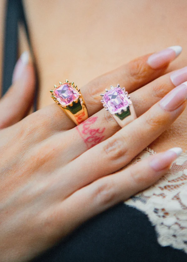 Blissful Seraphim – Rose Thorn Ring mit Herzmotiv in Goldoptik – weitere Ansicht