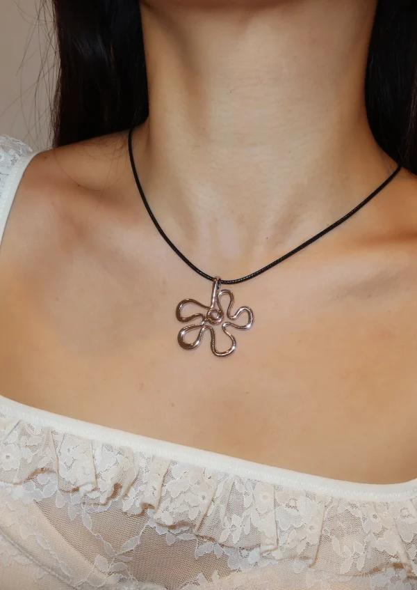 Melissa Hand Draw Happy Flower – Halskette mit einem stilisierten Blumenmotiv – weitere Ansicht