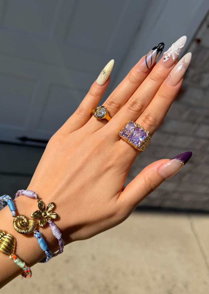 Shakira Glittering Ring – Ring mit geometrischem Design in Violett – weitere Ansicht