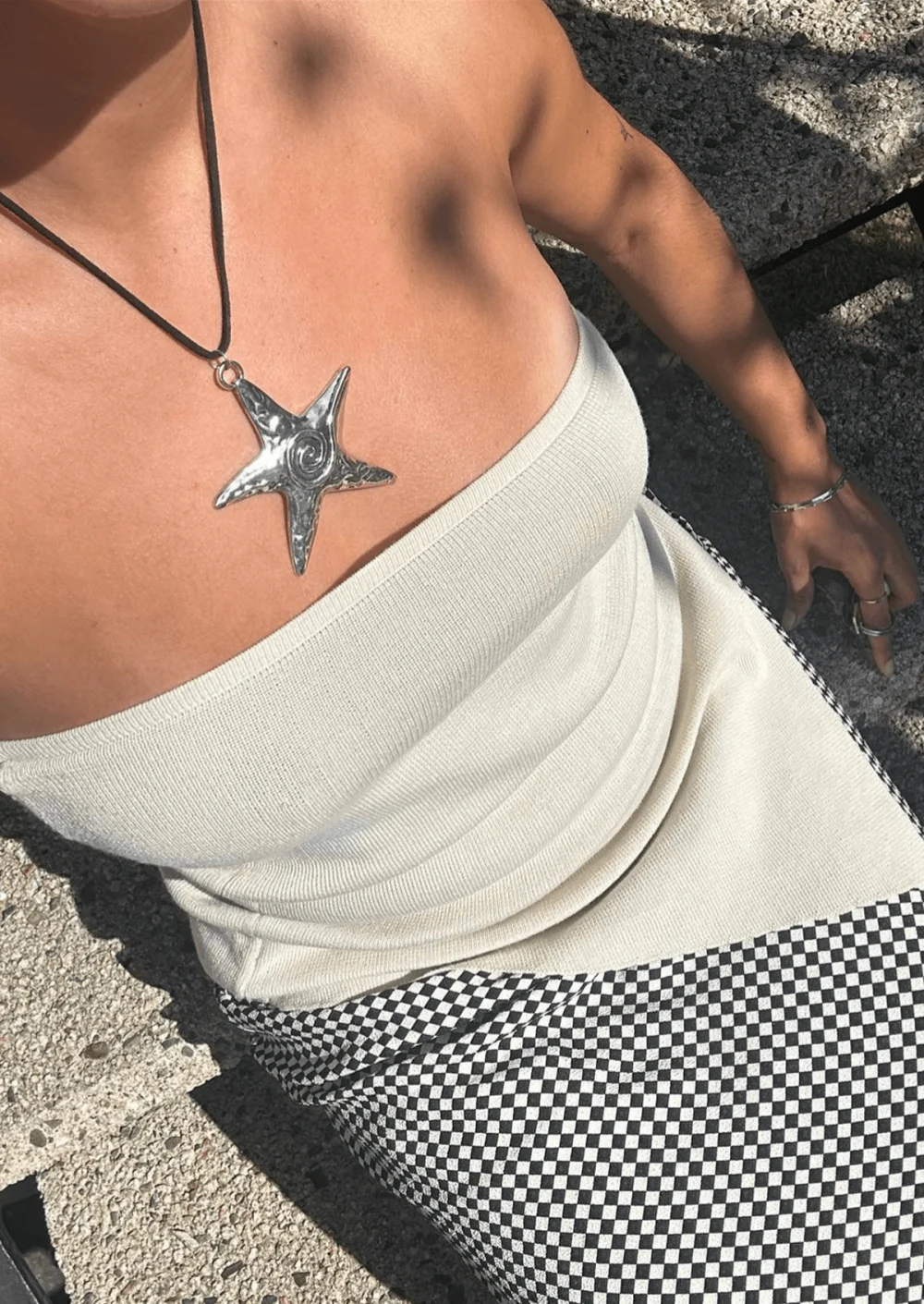 Weiteres Produktfoto 2: Brooke By the Sea – Samtband-Halskette mit Stern- und Seesternmotiven