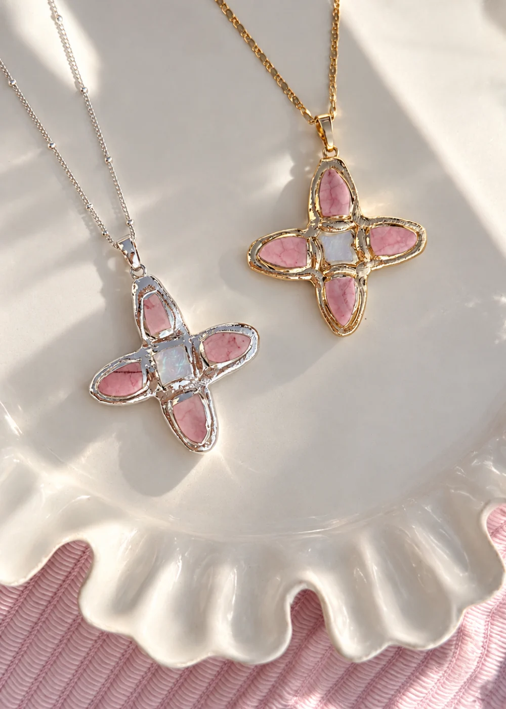 Weiteres Produktfoto 2: Lou Pink – Halskette mit Kreuz und Handmotiv
