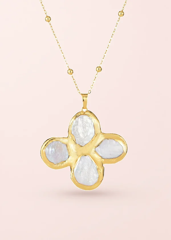 Lucky Lou – Halskette mit Blumen- und Perlendetails in Goldoptik