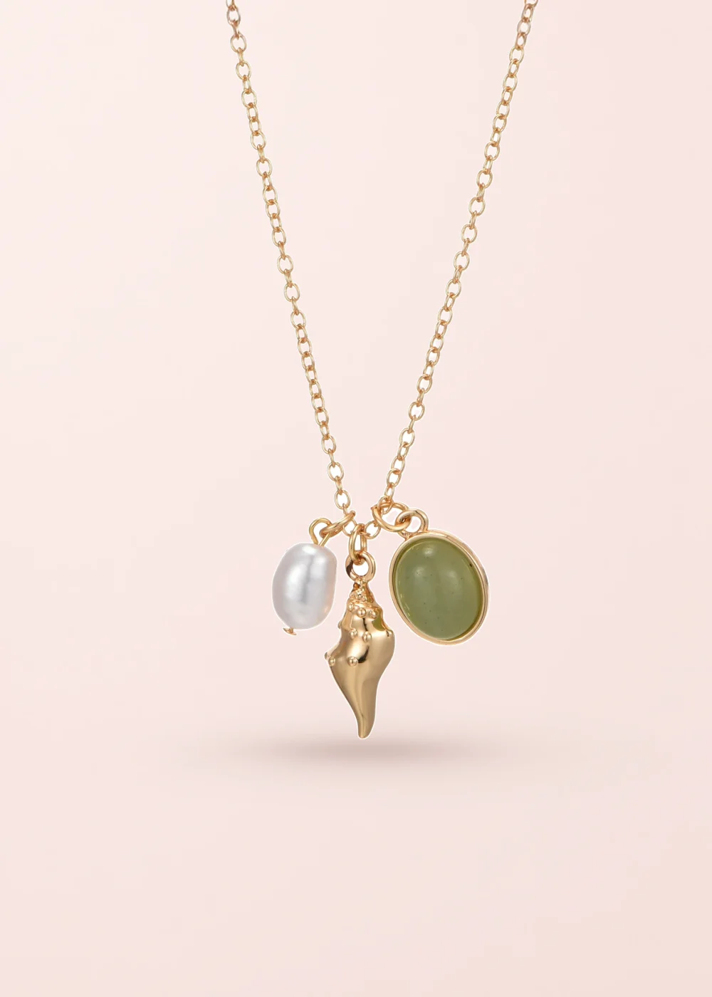 Produktfoto: Sid – Spiral-Muschel-Halskette mit Jade in Goldoptik