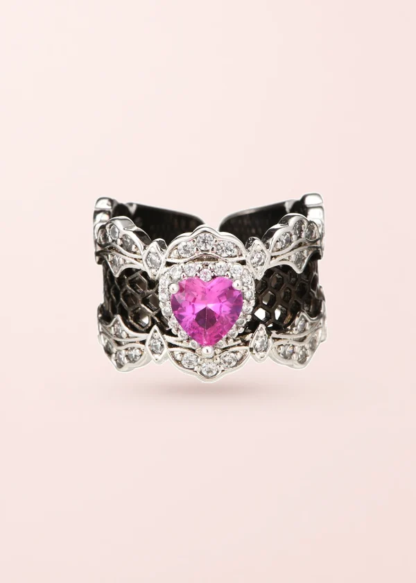 Elodie – gotischer Herzring mit rosa Details in Silberoptik
