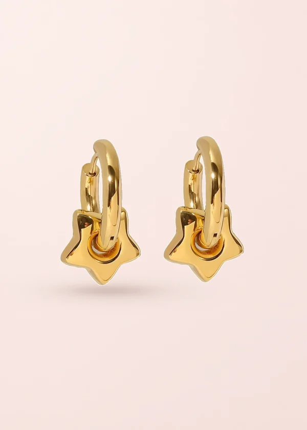 Susanna Star – Huggie-Creolen mit Sternmotiv in Goldoptik