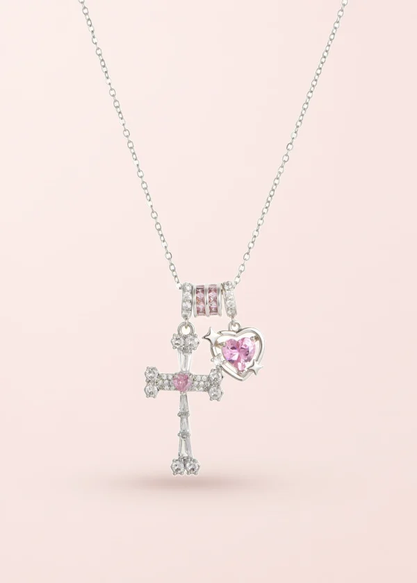 Justine – Kreuz-Halskette mit Herzmotiv in Silberoptik