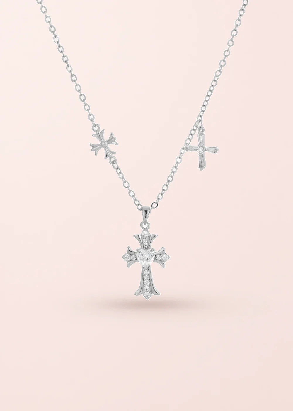 Produktfoto: Gina Trio Cross – Halskette mit drei Kreuzmotiven in Silberoptik