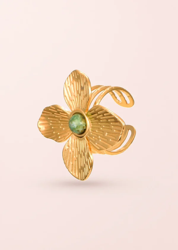 Jungle Flower – Ring mit grünem Naturstein und Blumenmotiv in Goldoptik