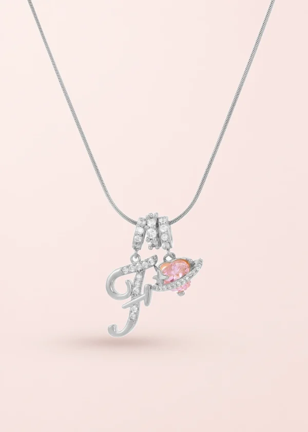 Love Alphabets – Halskette mit Herz- und Buchstabenmotiven in Silberoptik