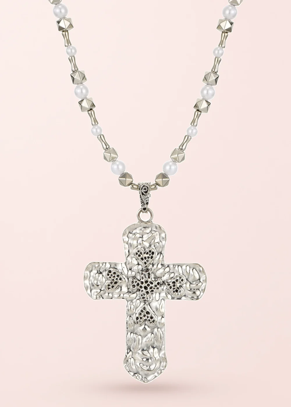 Produktfoto: Ursula Large Cross – lange Halskette mit großem Kreuz in Silberoptik