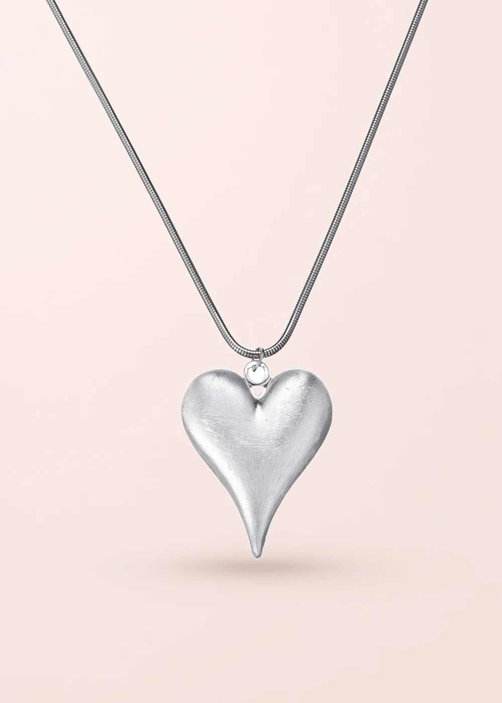 Produktfoto: Maeve Melting Heart – lange Halskette mit Herzmotiv in Silberoptik