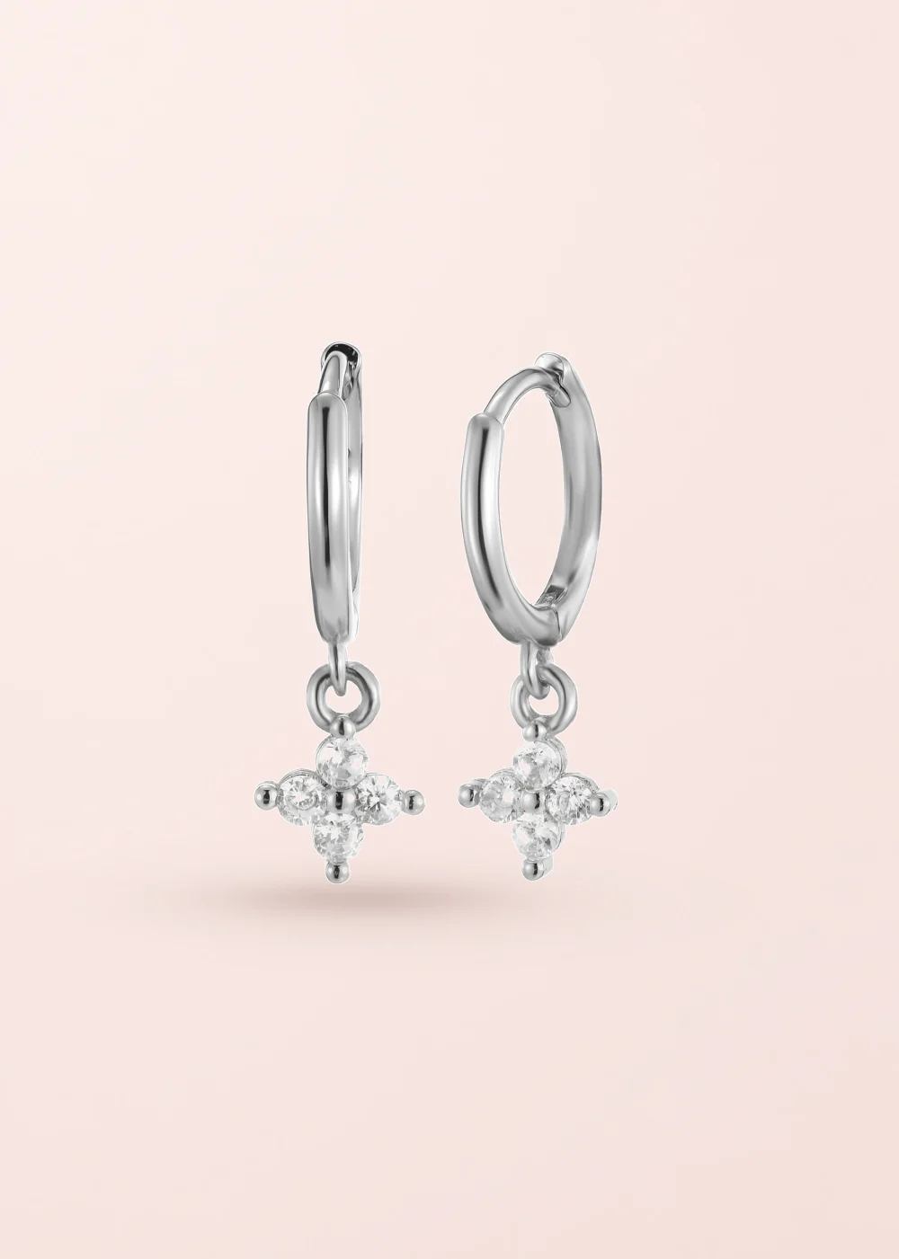 Produktfoto: Penelope Glittering Clover – Kleeblatt-Ohrringe mit Zirkonia in Silberoptik