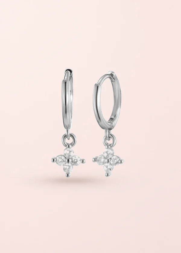Penelope Glittering Clover – Kleeblatt-Ohrringe mit Zirkonia in Silberoptik