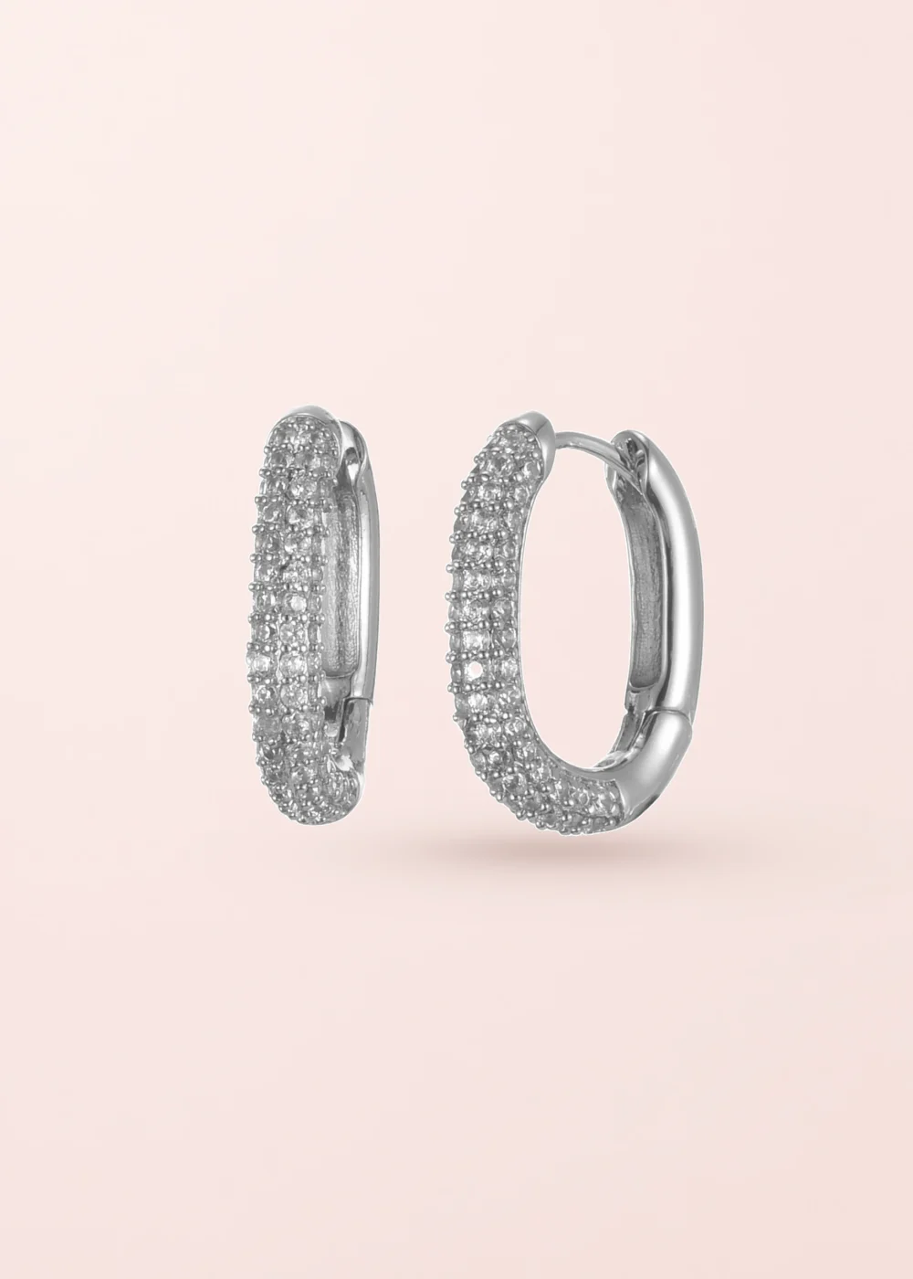 Produktfoto: Diamond Leona – Huggie-Creolen mit Zirkonia in Silberoptik