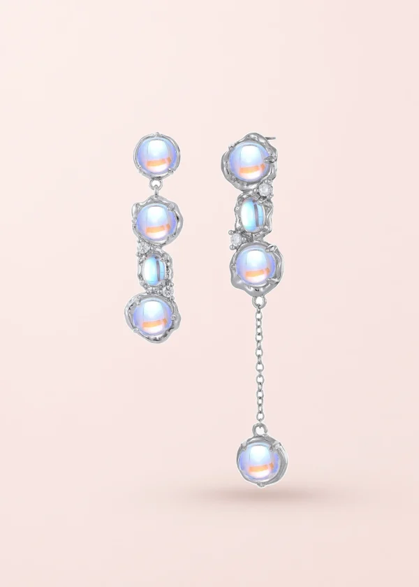 Vichy Moonstone – asymmetrische Ohrringe mit Zirkonia in Silberoptik