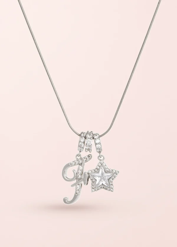 Star Alphabets – Halskette mit Stern- und Buchstabenmotiven in Silberoptik