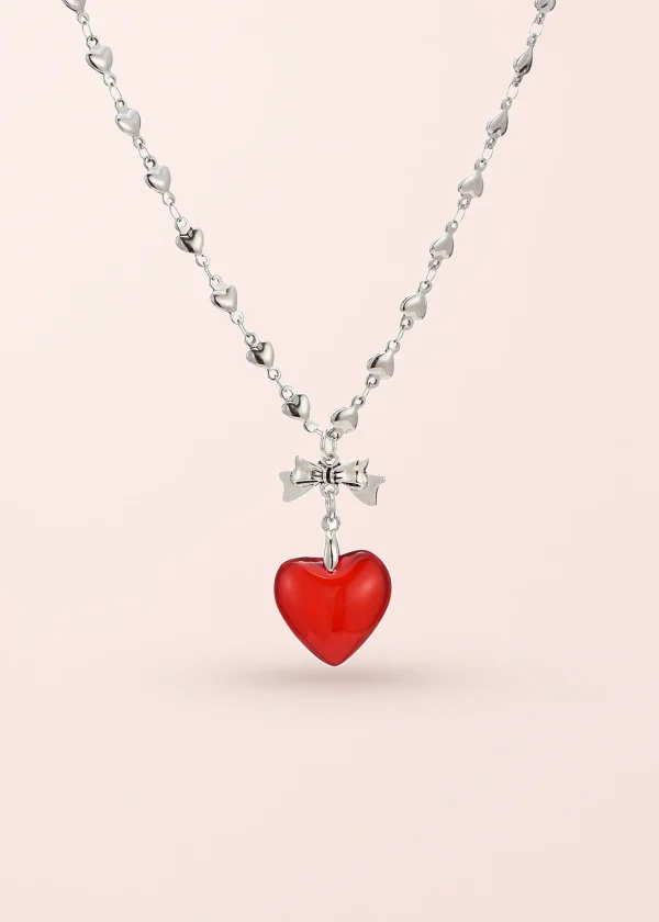 Aimee Red Love Bow – Halskette mit Schleife und roten Akzenten in Silberoptik