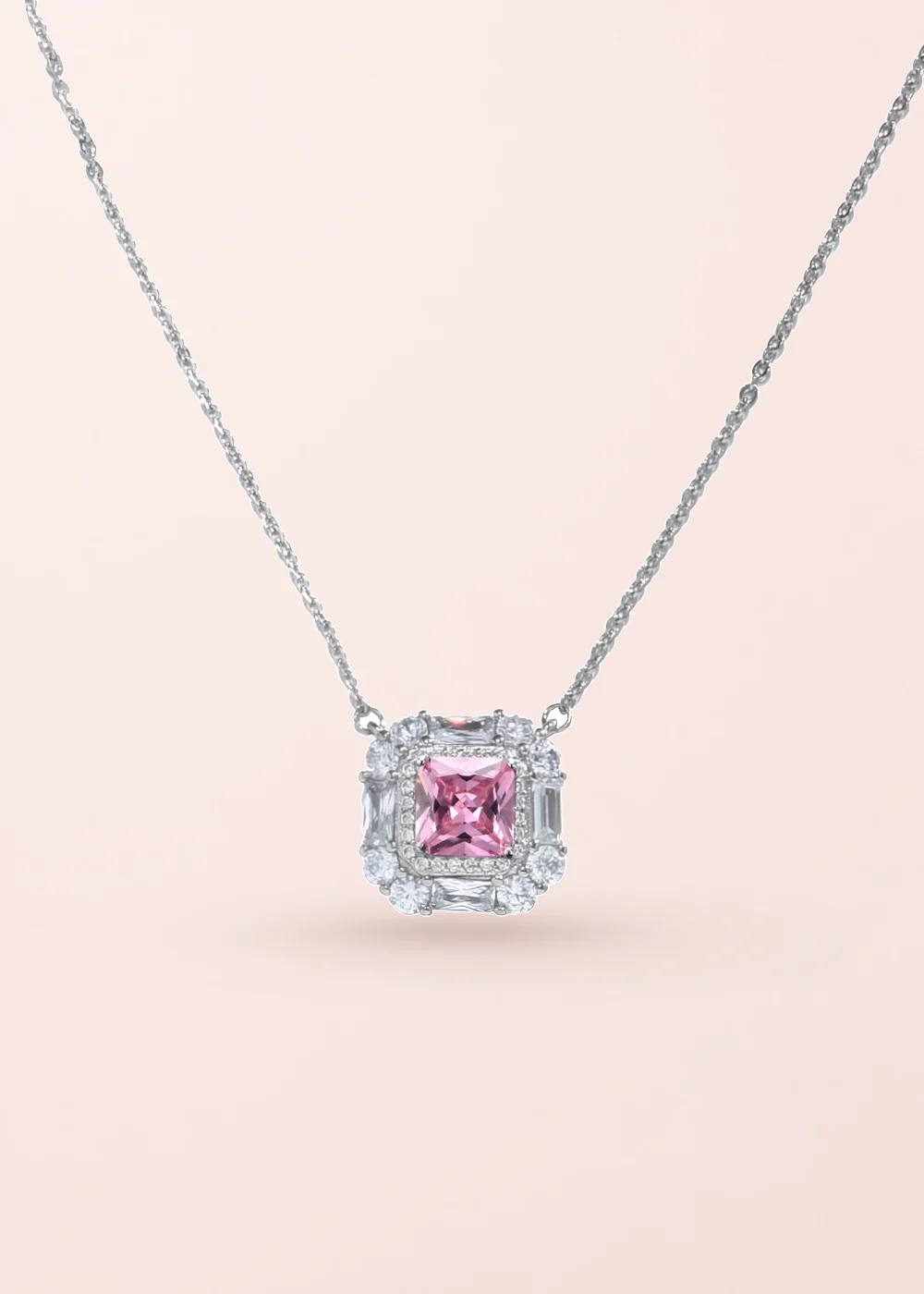 Produktfoto: Amy Pink Square – Halskette mit geometrischem Zirkonia in Goldoptik