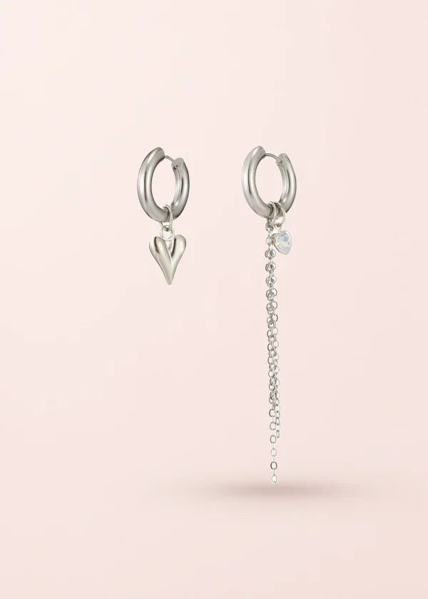 Belen Heart – asymmetrische Ohrringe mit Herzen in Silberoptik