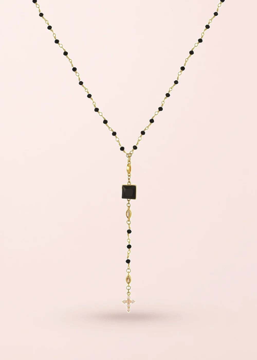 Produktfoto: Saskia Cross – Lariat-Halskette mit Kreuz und Perlendetails