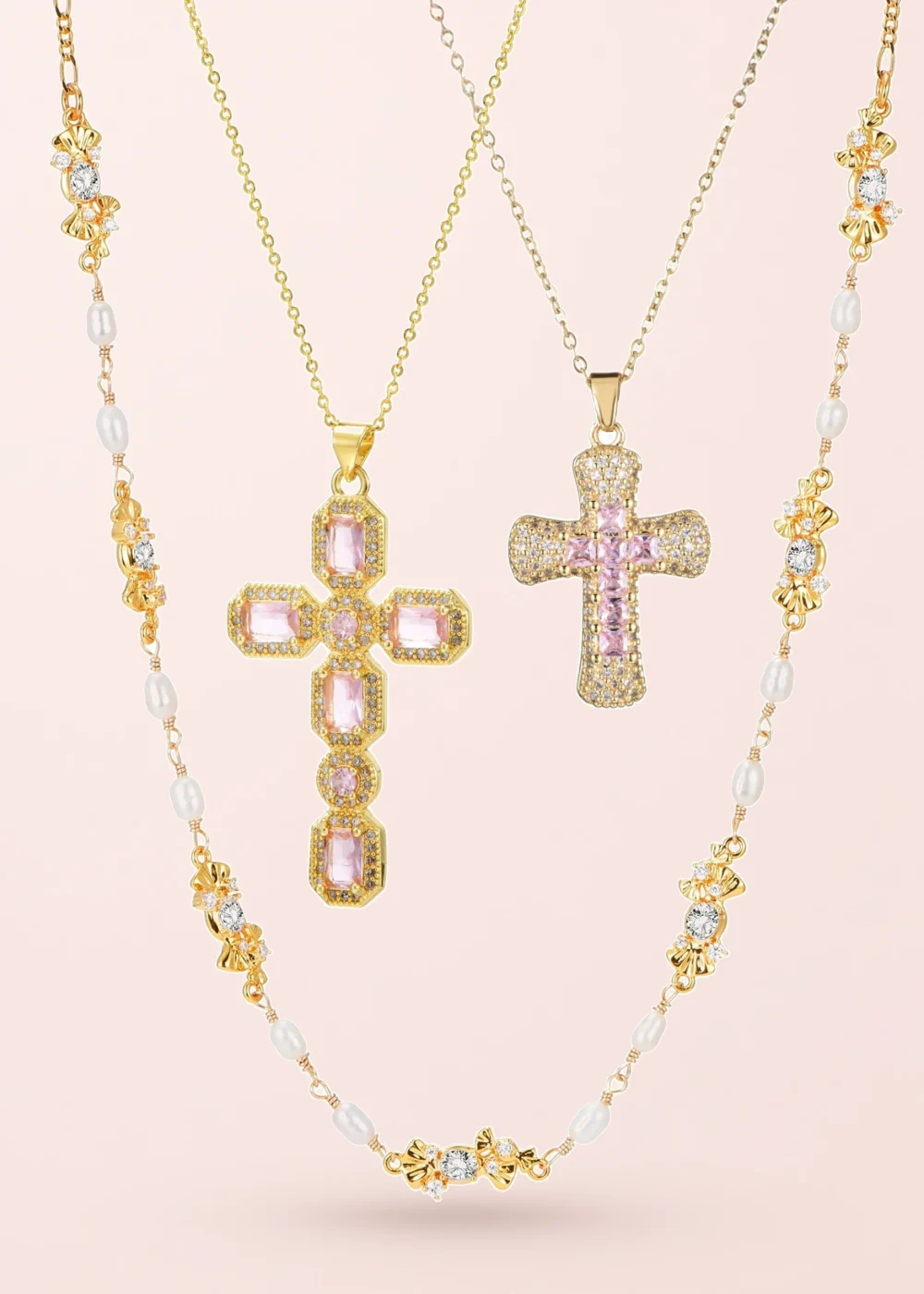 Produktfoto: Scarlett & Fabrice Pink – Schmuckset mit Kreuz und Perlenoptik in Goldoptik