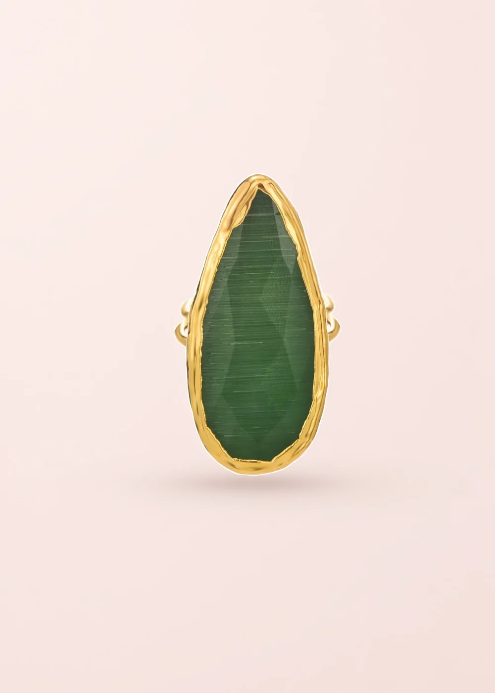 Produktfoto: Matilda Green – Ring mit grünem Naturstein in Goldoptik