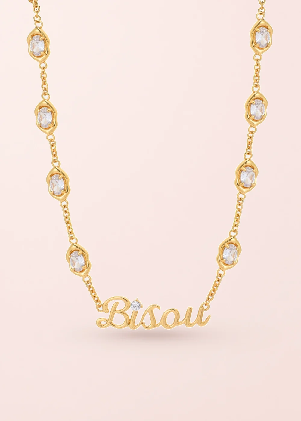 Produktfoto: Bisou Collection – Glittering Bisou Choker mit Buchstabenmotiv in Goldoptik