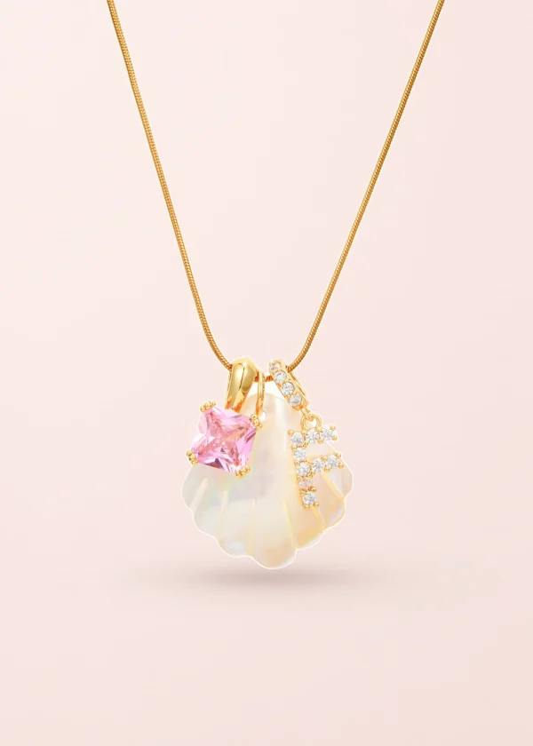 Summer Shell Alphabet – Halskette mit Muschel- und Buchstabenelementen in Goldoptik