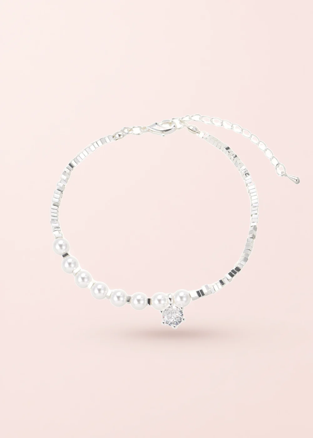 Produktfoto: Mina Pearl – Armband mit Perlenoptik und Zirkonia in Silberoptik