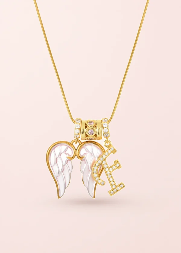 Angel Wing Alphabet – Halskette mit Flügel- und Buchstabenmotiv in Goldoptik