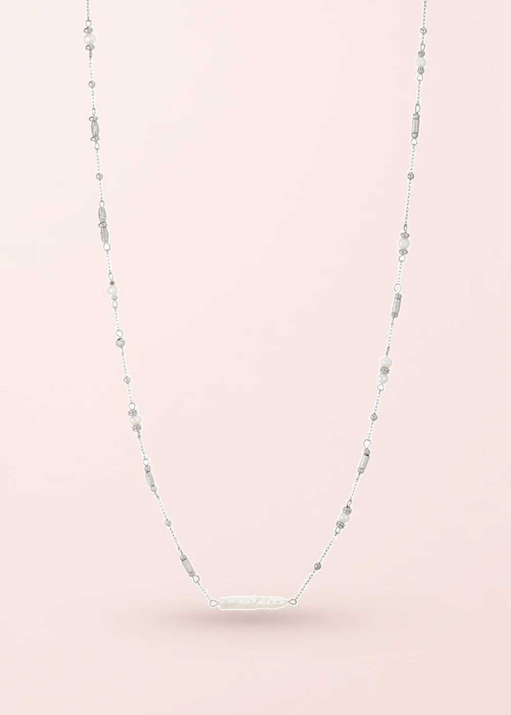 Produktfoto: Boho Pearl – lange Halskette mit Perlenoptik in Silberoptik