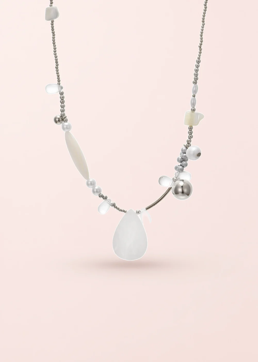 Produktfoto: Renee – Halskette mit Perlen und Handmotiv