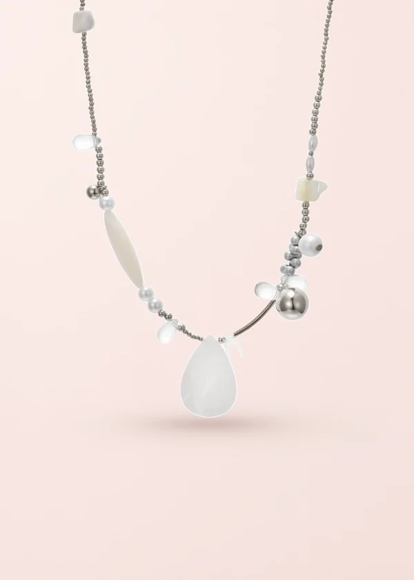 Renee – Halskette mit Perlen und Handmotiv