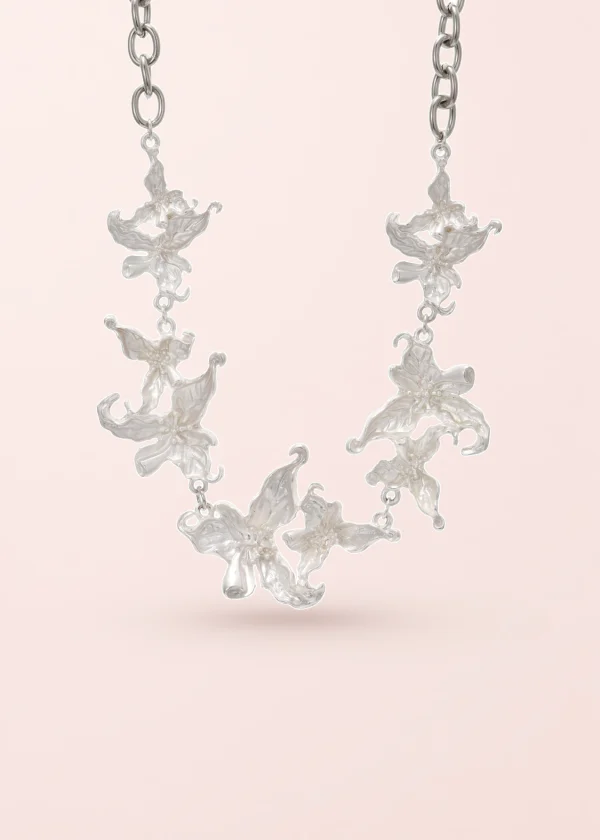 Iris – Choker mit Blumenmotiv in Silberoptik