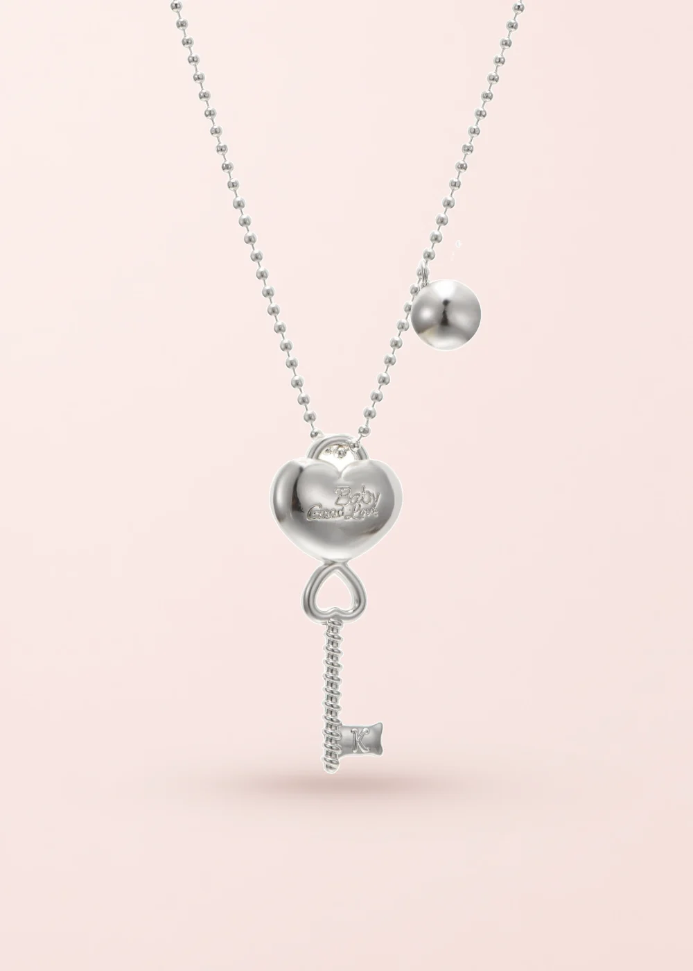 Produktfoto: Love Key – lange Halskette mit Herz und Schlüssel in Silberoptik