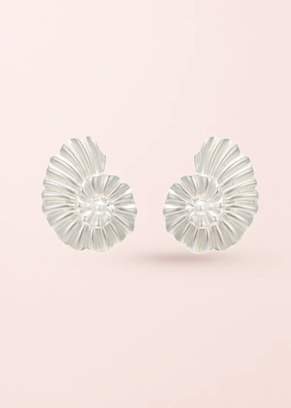 Summer Shell – Ohrringe mit Muscheldetails in Silberoptik