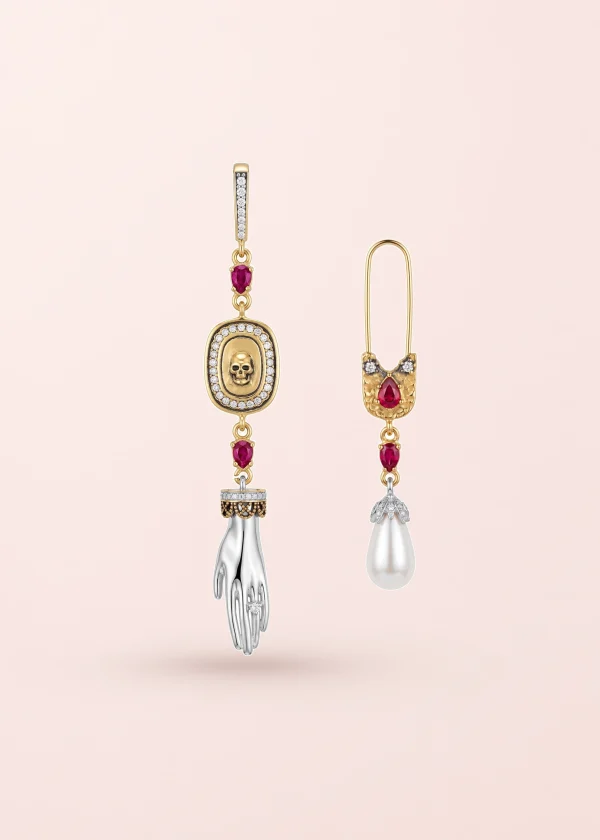 King’s Hand Vintage – Ohrringe mit Perlenoptik, Totenkopf und Handmotiv