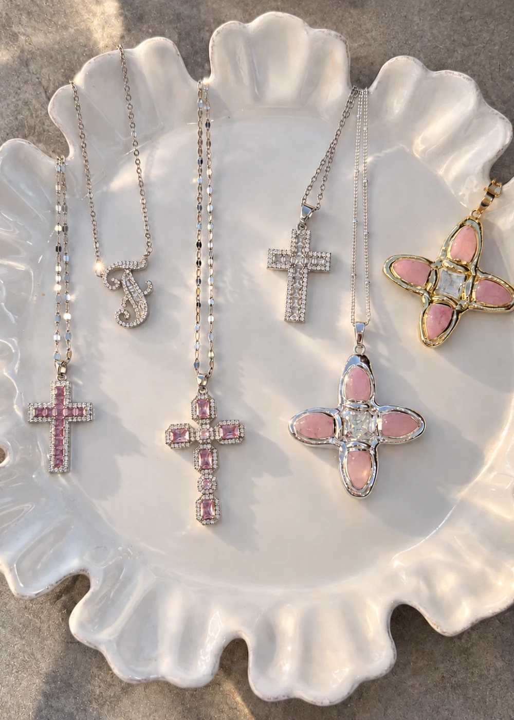 Weiteres Produktfoto 2: Scarlett Pink – Kreuz-Halskette in Silberoptik