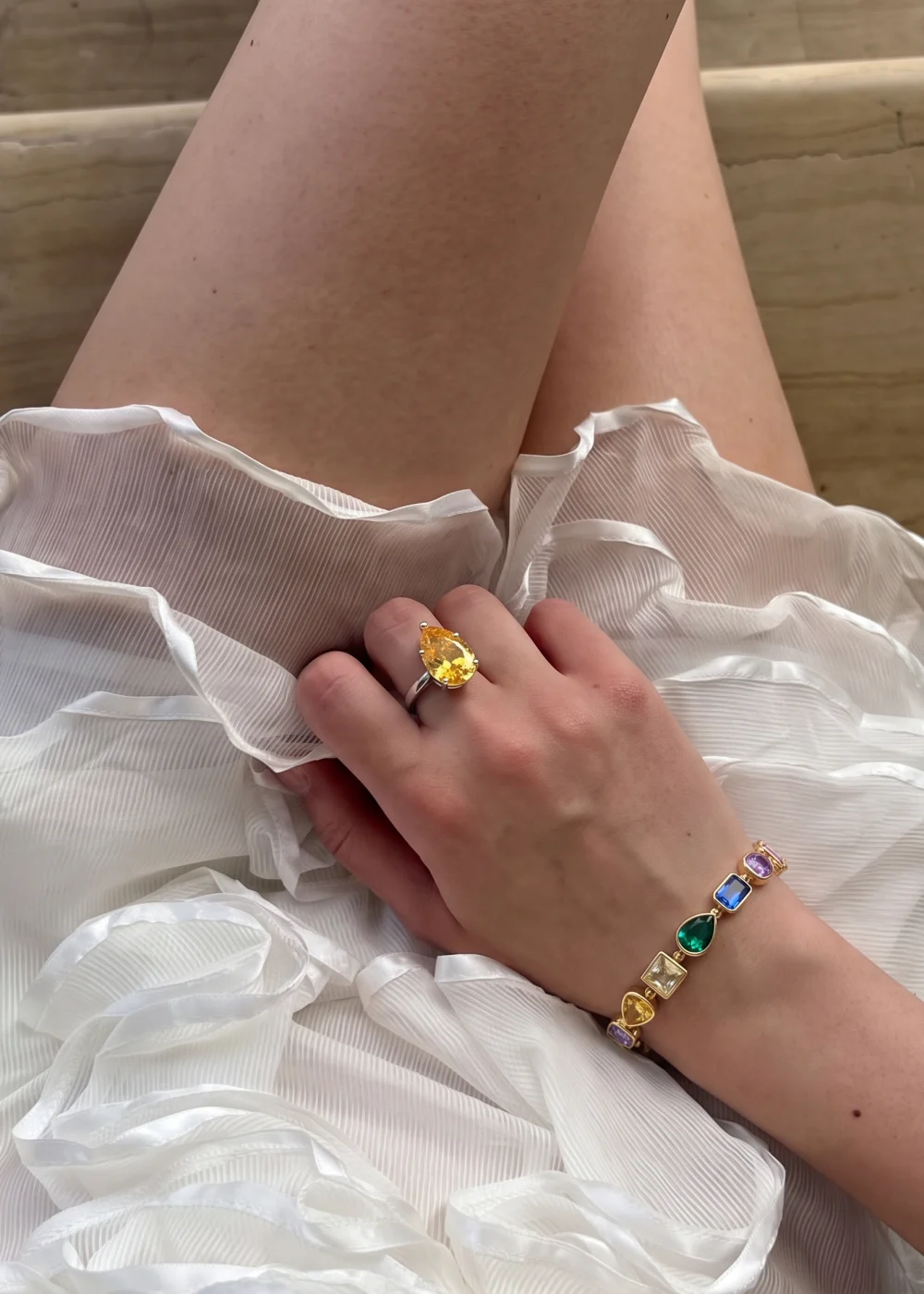 Weiteres Produktfoto 1: Marta – Ring mit gelbem, tropfenförmigem Zirkonia