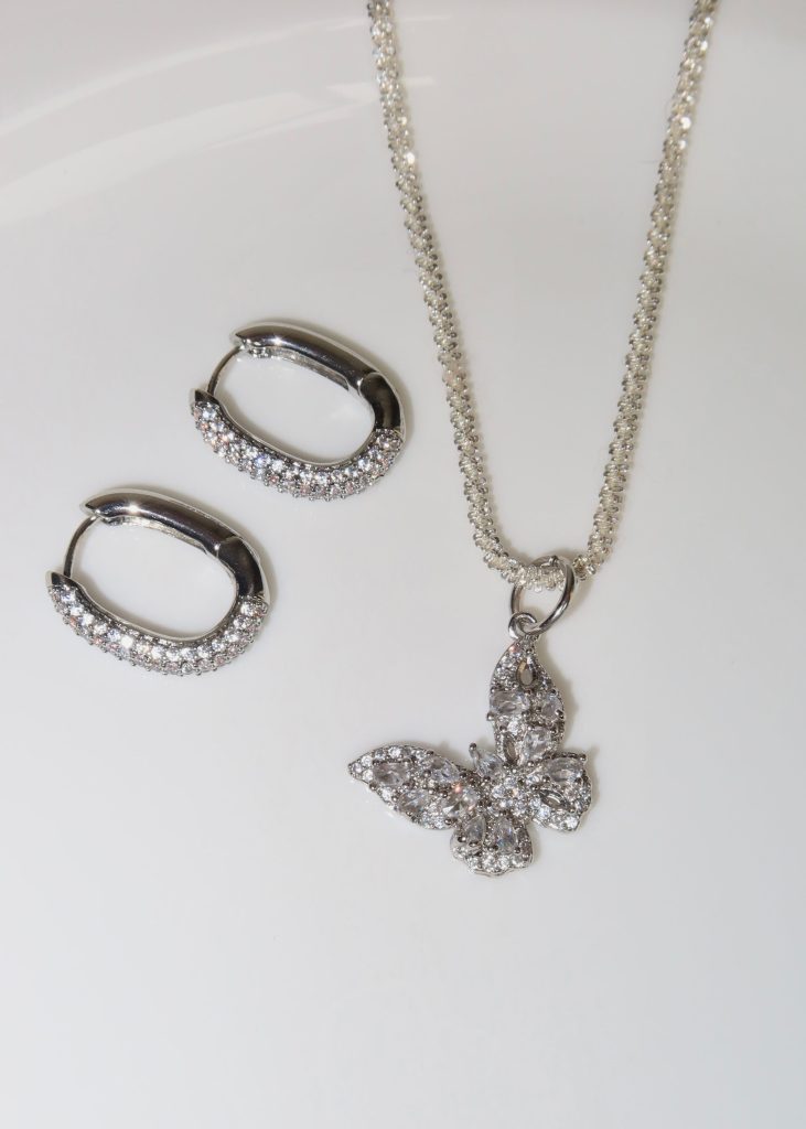 Weiteres Produktfoto 2: Diamond Leona – Huggie-Creolen mit Zirkonia in Silberoptik