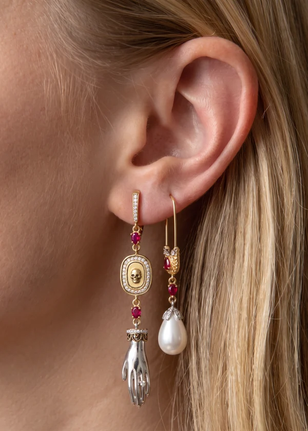 King’s Hand Vintage – Ohrringe mit Perlenoptik, Totenkopf und Handmotiv – weitere Ansicht