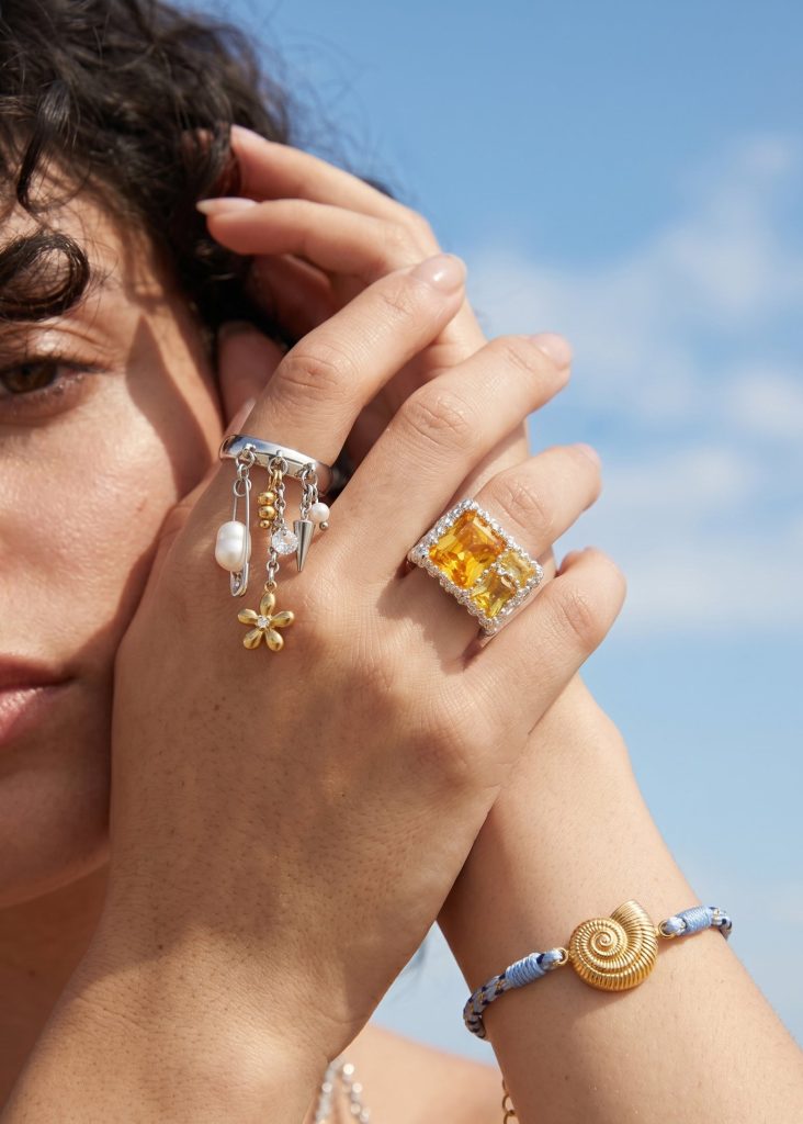 Allison – Ring mit Blume und Perlenoptik – weitere Ansicht