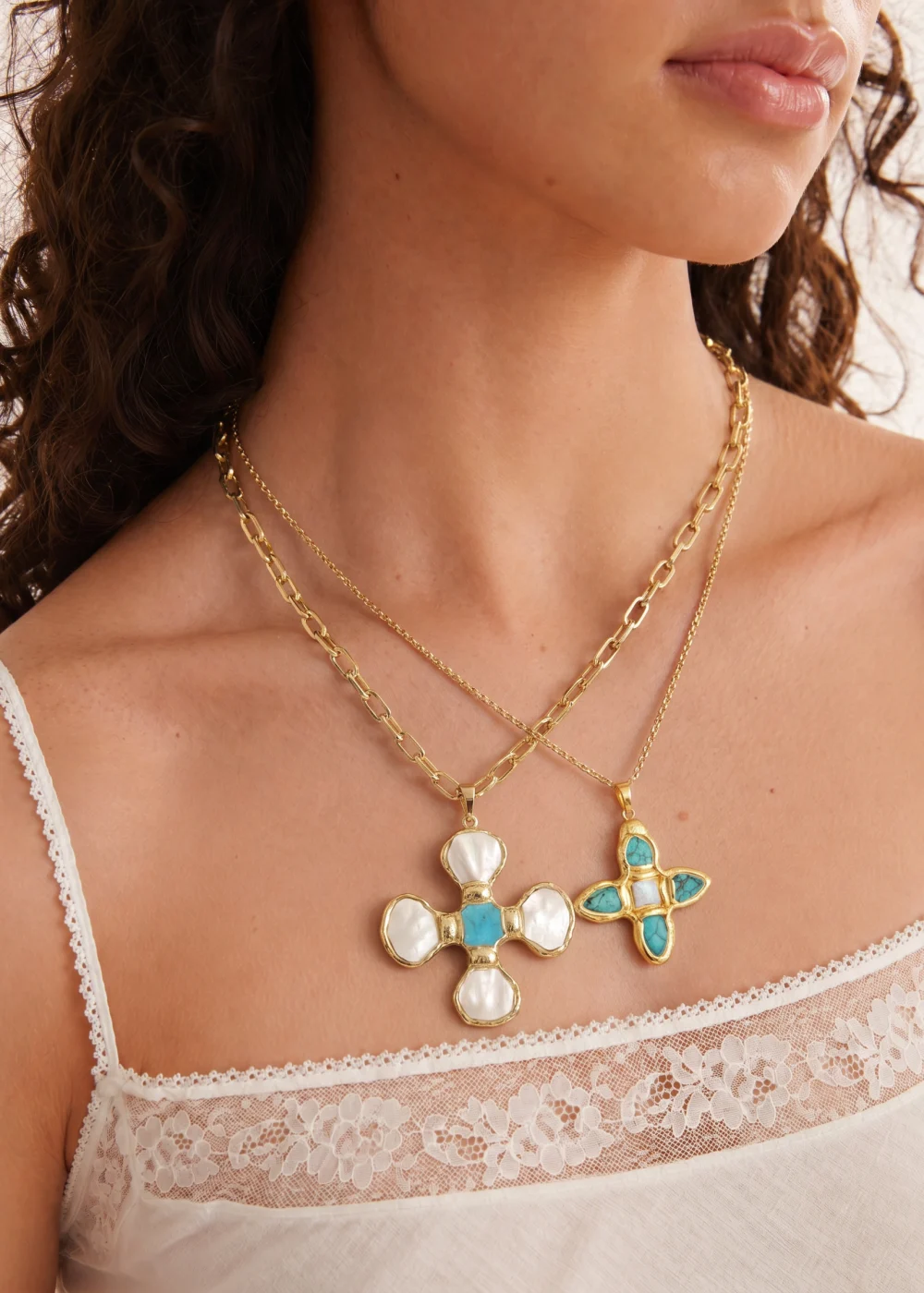 Weiteres Produktfoto 1: Melisse Turquoise Ocean – Halskette mit Kreuz und Muscheldetails