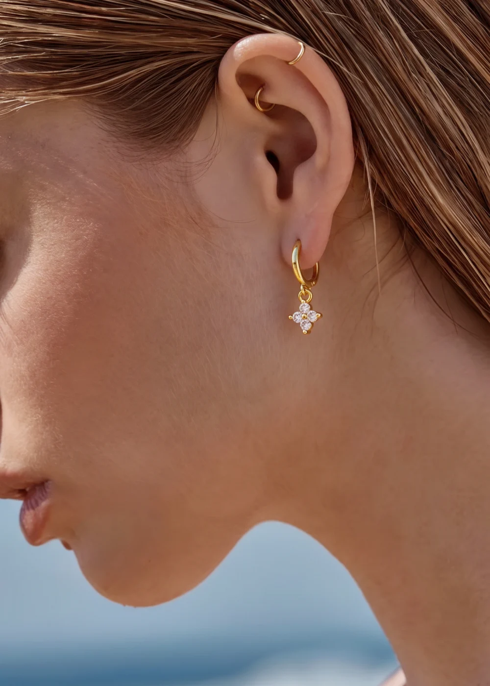 Weiteres Produktfoto 1: Penelope Glittering Clover – Kleeblatt-Ohrringe mit Zirkonia
