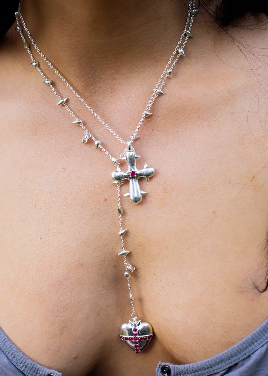 Weiteres Produktfoto 1: Blissful Seraphim – Halsketten-Set mit Herz und Kreuz in Silberoptik
