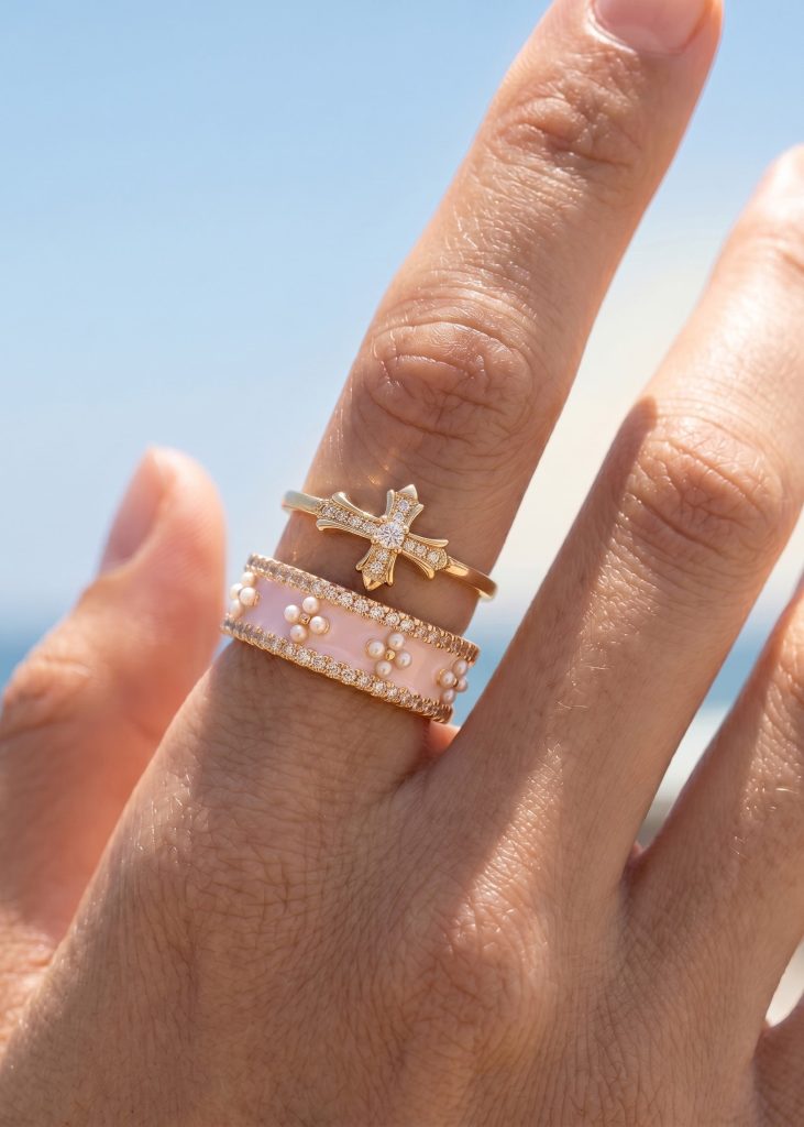 Val Cross – Ring-Set mit Kreuzmotiv und rosa Akzenten in Goldoptik – weitere Ansicht
